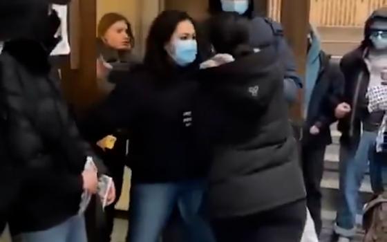 طلاب "ماكجيل" يعطلون المحاضرات احتجاجًا على الاستثمارات بصناعة الأسلحة.. ودعوات لطرد الاحتلال من الفيفا