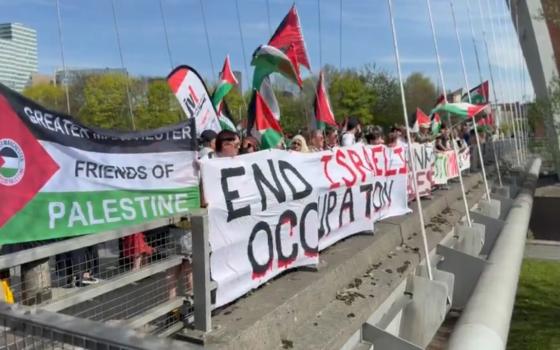 "بريطانيا تؤجج الإبادة".. رفع لافتة تضامنية مع غزة على جسر "هولم آرتش" بمانشستر