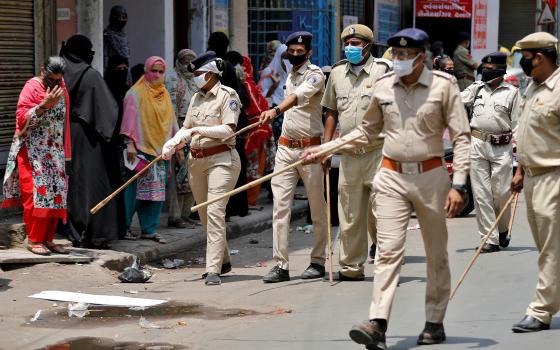 المقاطعة تؤدي للطائفية!  اعتقال هنود ناصروا فلسطين بكتابات تضامنية