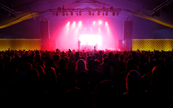 "لدعمها الفلسطينيين" شارون أوزبورن تدعو إلى إلغاء تأشيرات "نيكاب" الأمريكية