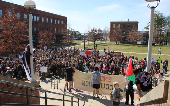 "أوقفوا تسليح الاحتلال".. مظاهرة مؤيدة لفلسطين في جامعة ماساتشوستس