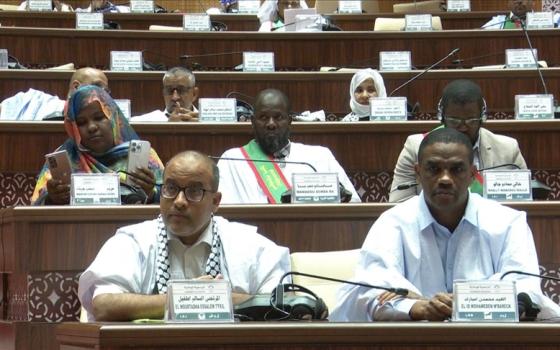 نواب موريتانيون يتظاهرون بالكوفية الفلسطينية احتجاجًا على الإبادة