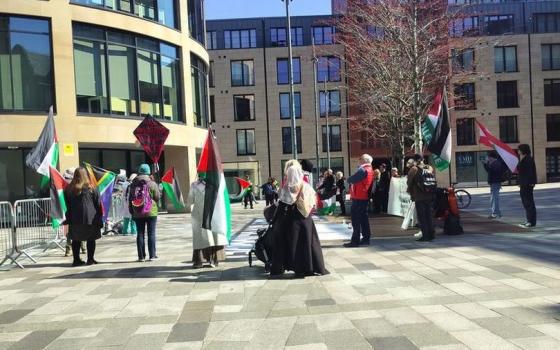 "أنهوا الإبادة بغزة".. نشطاء يحتجون خارج مبنى الحكومة البريطانية في إدنبرة