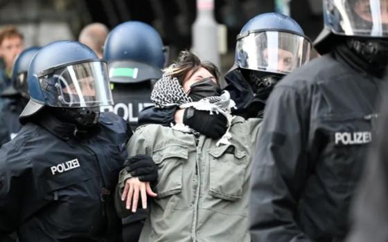 قمع للتضامن!.. رسائل مسربة تكشف ضغوطًا ألمانية لترحيل متظاهرين