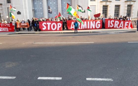 "أوقفوا تسليح إسرائيل".. نشطاء مؤيدون لفلسطين يغلقون مبنى "وايت هول" في لندن