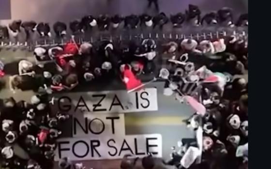 أتراك يتظاهرون أمام برج ترامب في إسطنبول لتورطه بالإبادة