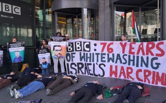 احتجاج  أمام “بي بي سي” في سالفورد لانحيازها للاحتلال