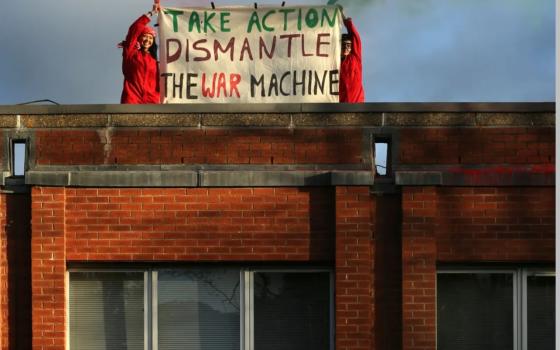 تساهم في الإبادة.. نشطاء يحتلون سطح شركة أسلحة في بريطانيا