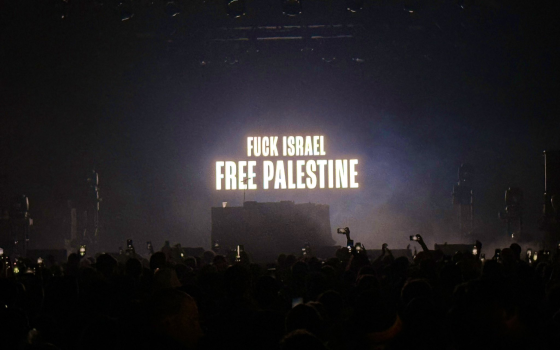 فرقة غنائية أيرلندية تعرض رسائل دعم لفلسطين للمرة الثانية