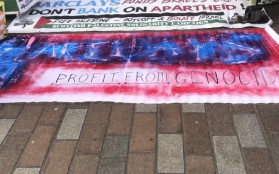 "يمول الإبادة بغزة".. مؤيدون لفلسطين يتظاهرون أمام "باركليز " في غلاسكو