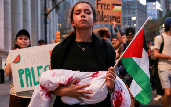 “حداد بعيد الفصح”.. احتجاج أمريكي صامت يندد بدعم واشنطن للاحتلال