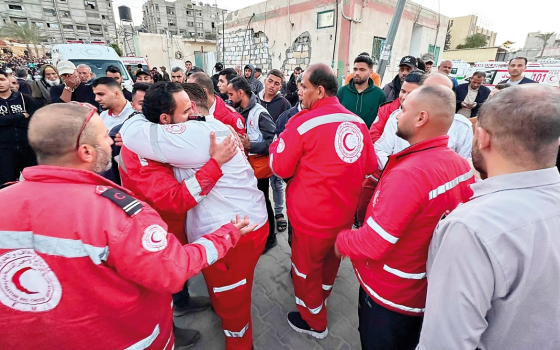 لن تبرروا جرائمكم!.. الهلال الأحمر يندد بتقرير الاحتلال حول استشهاد مسعفي غزة