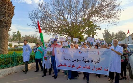 بملابسهم البيضاء.. أطباء مغاربة يطالبون بحماية نظرائهم في فلسطين