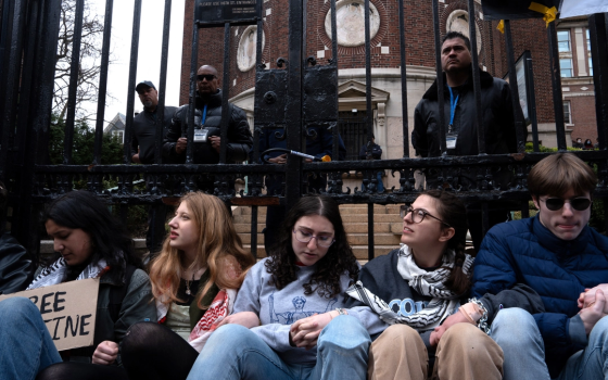 "حرروا محمود خليل".. طلاب يربطون أنفسهم ببوابة جامعة كولومبيا