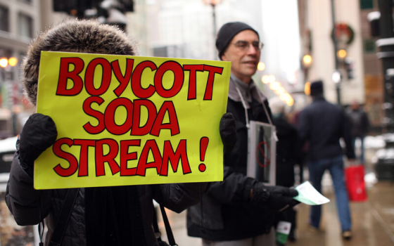 إسرائيلية تابعة لـ “بيبسي”!  احتجاج بولندي توعوي لمقاطعة منتجات “صودا ستريم”