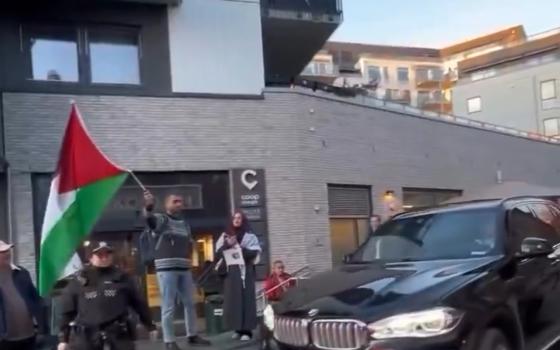"اسحب الاستثمارات".. نشطاء يواجهون وزير نرويجي لدعم بلاده الاحتلال