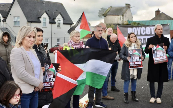 سئمنا حيادكم!  أيرلنديون يحتلون مبنى في الـ “BBC” تنديدًا بتغطيتها للإبادة