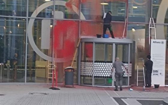 تؤمن الإبادة.. نشطاء من "حركة فلسطين" يستهدفون "أليانز" في ألمانيا