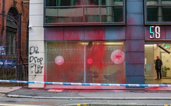 تؤمن قتل الفلسطينيين!.. نشطاء يستهدفون 5 مقار لشركة "أليانز" في المملكة المتحدة