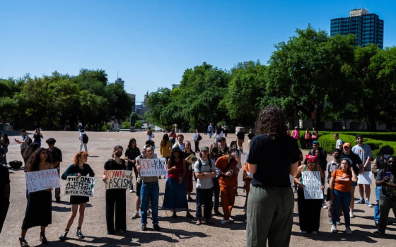 طلاب جامعة تكساس يحتجون تنديدًا بقمع الطلاب المهاجرين