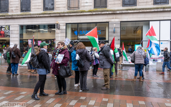 “بنك الدم”.. احتجاج أمام “باركليز” بغلاسكو تنديدًا بدعمه حكومة الاحتلال