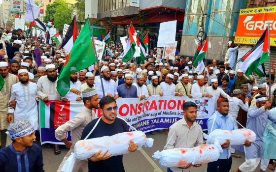 الباكستانيون يواصلون احتجاجهم ضد مطاعم “كنتاكي”