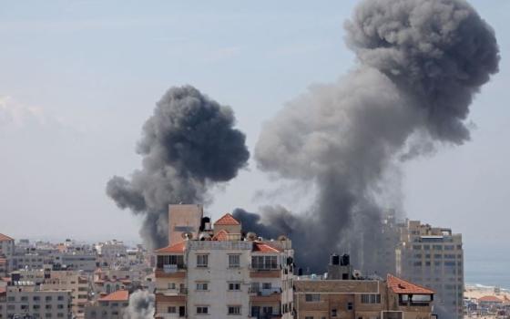 مجازر جديدة بحق نازحي قطاع غزة في مراكز الإيواء.. ,مظاهرات في بودابست ترفض زيارة نتنياهو وتؤكد دعمها لفلسطين