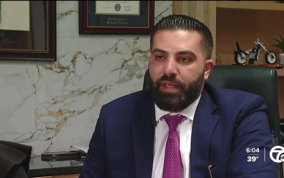 لن تقمعوا دعمي لهم!.. احتجاز محامي أمريكي يدافع عن الطلاب المؤيدين لفلسطين