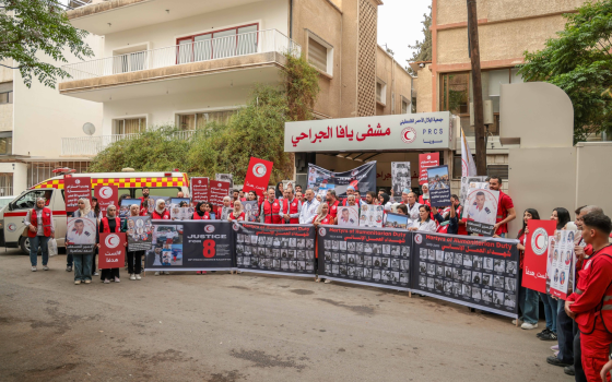 في دمشق.. عاملون صحيون ينددون باستهداف الطواقم الطبية بغزة