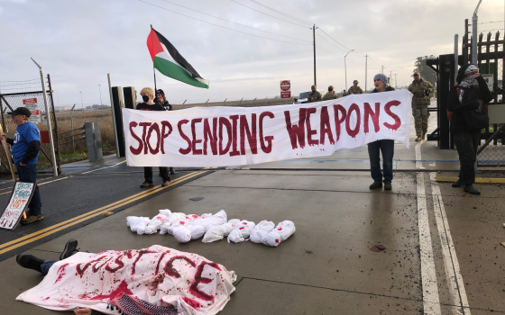 حاجز بشري أمام قاعدة أمريكية تنقل الأسلحة للاحتلال