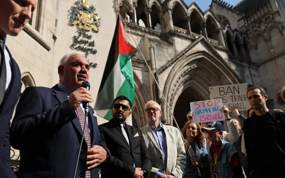 قضية ضد الحكومة!.. احتجاج خارج محكمة بريطانية رفضًا لتوريد الأسلحة للاحتلال