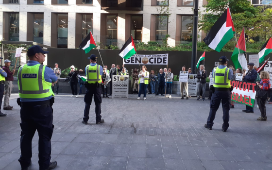 احتجاج أمام اجتماع لبنك أيرلندي تنديدًا بتمويله للإبادة