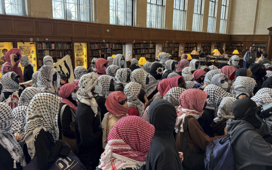 كولومبيا توقف 65 طالبًا لاحتلالهم المكتبة رفضًا لدعم الاحتلال