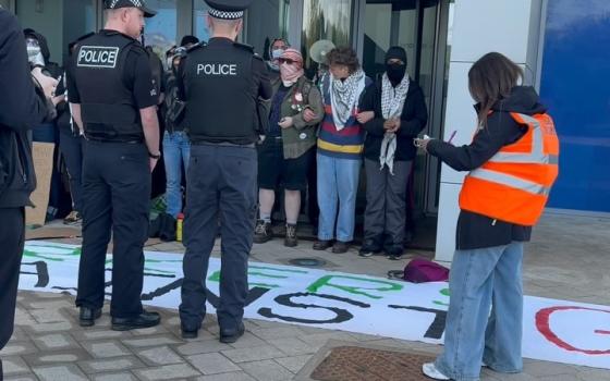 تصنع أجزاء الطائرات!.. محاصرة فعالية تستضيفها شركة "BAE " ببريطانيا