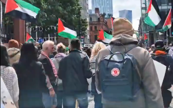 "مطالب بالسلام والعدالة" مظاهرة حاشدة في مانشستر دعمًا لفلسطين