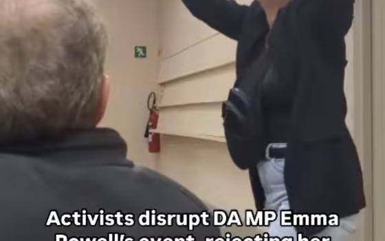 أنكرت الإبادة! نشطاء يواجهون نائبة برلمان داخل محكمة في كيب تاون