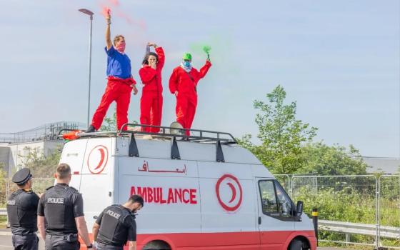 حصار مقر “إلبيت” الإسرائيلية بإسعاف يستذكر شهداء غزة