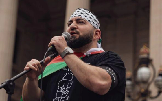 دعمه العشرات.. مؤسس مطاعم أسترالية يُحاكم بسبب هتاف مؤيد لفلسطين