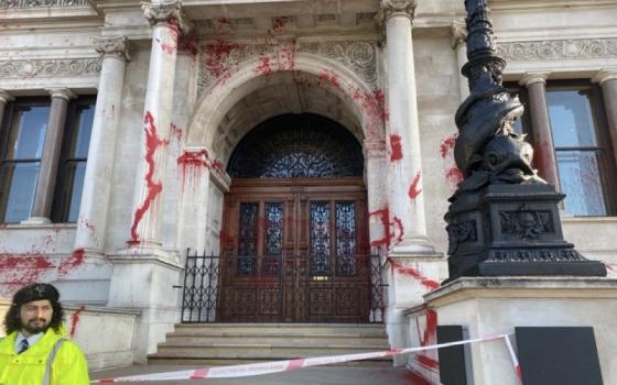 متورط مع "إلبيت".. نشطاء يستهدفون بنك "جي بي مورجان" في لندن