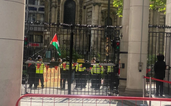 "أيديكم ملطخة بالدماء".. أنصار فلسطين يحاصرون مؤتمر للدفاع بلندن