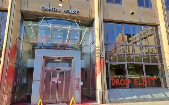 يستثمر في "إلبيت".. نشطاء يستهدفون بنك "نيويورك ميلون" في إدنبرة