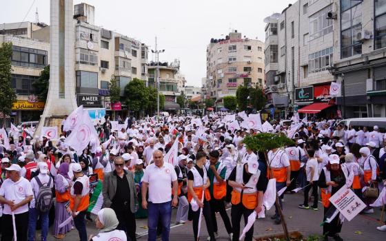 في رام الله.. الهلال الأحمر ينظم جنازة رمزية دعمًا لزملائهم الشهداء بغزة
