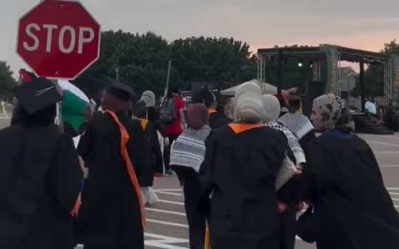 في دالاس.. خريجو جامعة تكساس يتظاهرون للمطالبة بسحب الاستثمارات