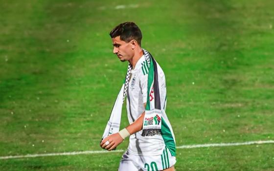 فرنسا تؤيد سجن لاعب جزائري لنشره "فيديو" يدعم فلسطين