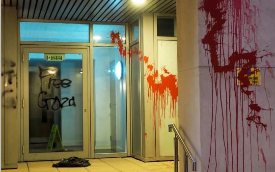 تُسلح الاحتلال.. نشطاء من "حركة فلسطين" يستهدفون  مجموعة "ADS" بلندن