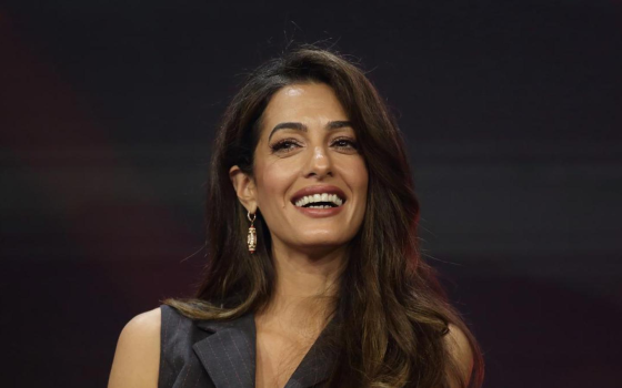 “أمل كلوني” مهددة بالعقوبات بعد توصيتها باعتقال نتنياهو