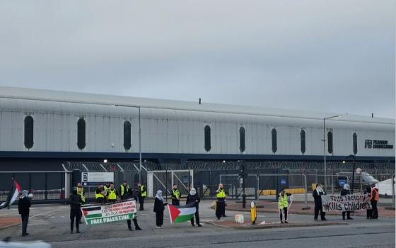 إغلاق مدخل مصنع "رافائيل" في بريطانيا تنديدًا بدعمه للإبادة