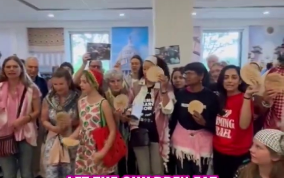 احتجاج بأرغفة الخبز داخل الكونغرس الأمريكي دعمًا لأطفال غزة