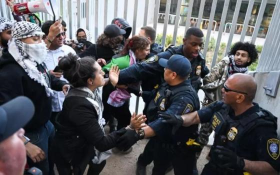 30 متظاهرًا.. الشرطة الأمريكية تعتقل مؤيدين لفلسطين في جامعة واشنطن