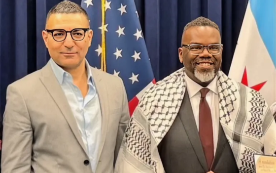 تحريض ضد عمدة شيكاغو لارتدائه الكوفية الفلسطينية